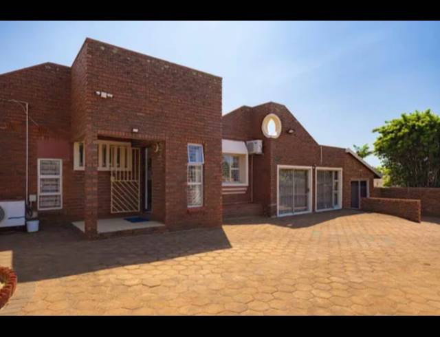5 BEDROOM HOUSE FOR SALE IN ISIPINGO HILLS